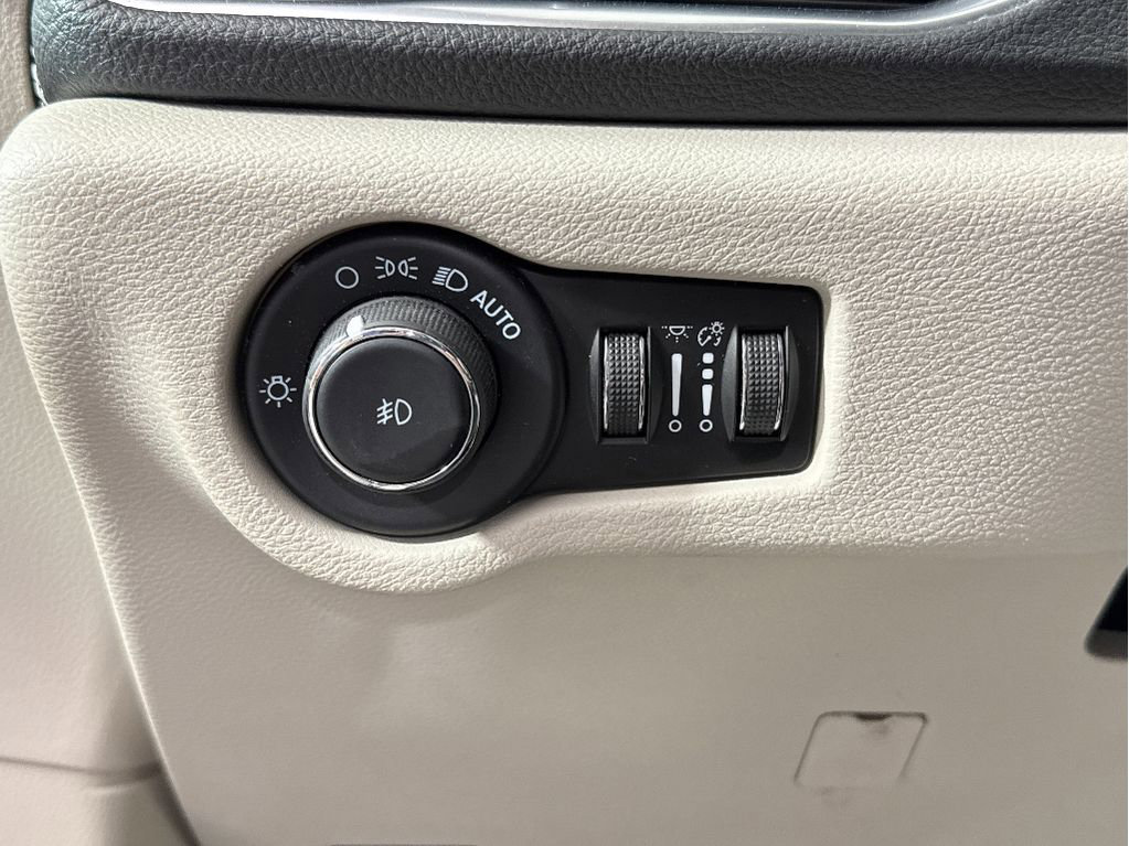 Used 2023 Chrysler Pacifica Limited FWD image 27