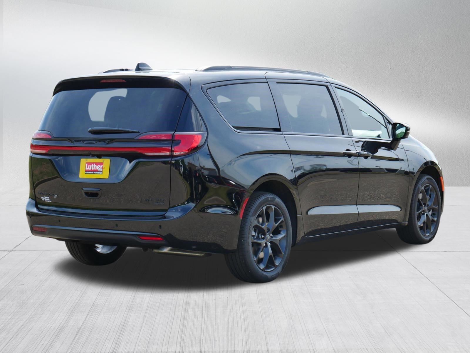 New 2027 Chrysler Pacifica Limited w/ S Appearance Package AWD/4WD image 2