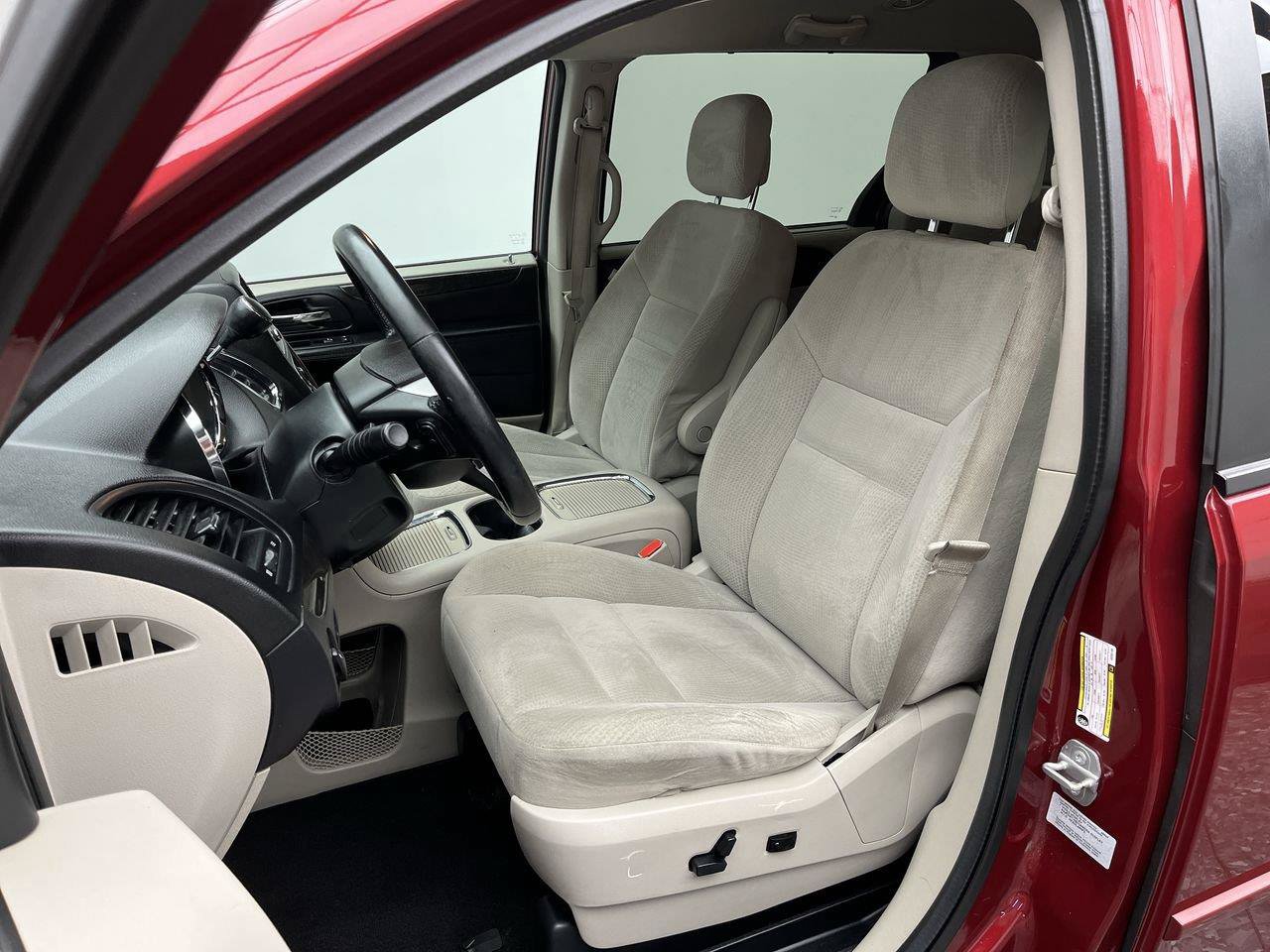 Used 2016 Dodge Grand Caravan SXT w/ UConnect Hands-Free Group FWD image 8