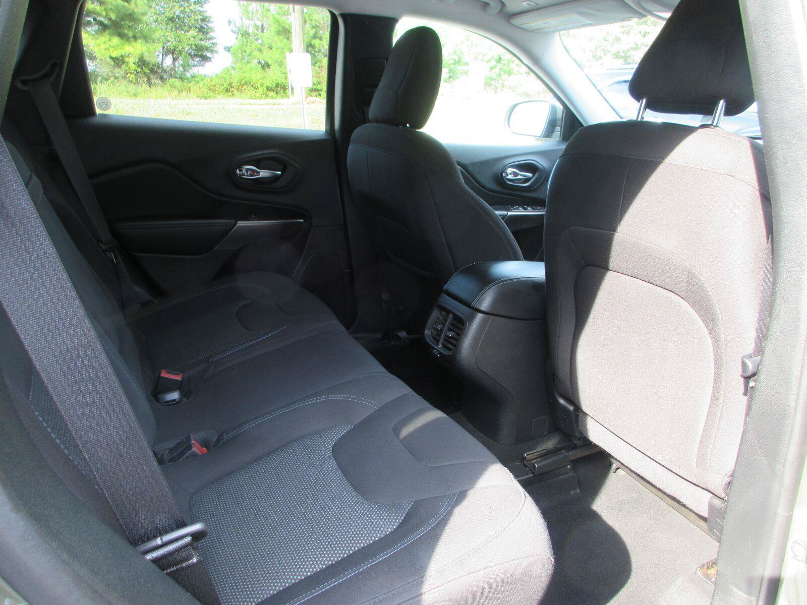 Used 2019 Jeep Cherokee Latitude w/ Popular Appearance Group FWD image 18