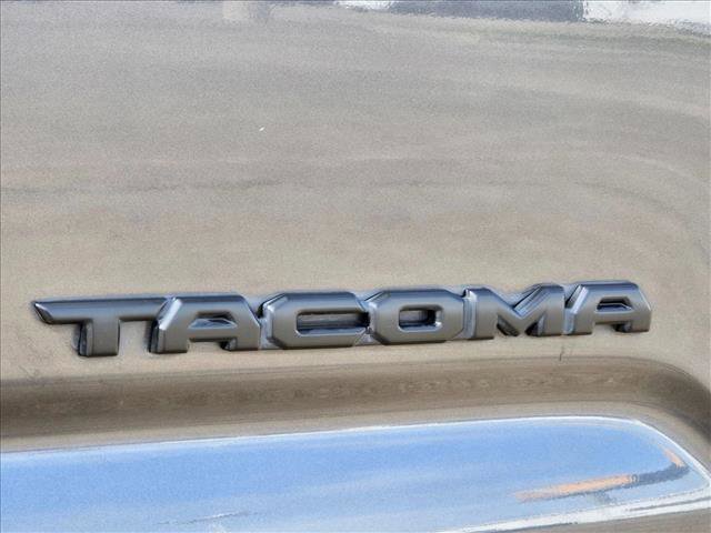 Used 2022 Toyota Tacoma TRD Off-Road AWD/4WD image 11