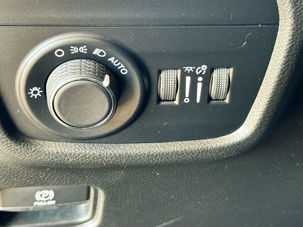 Used 2022 Jeep Grand Cherokee Altitude AWD/4WD image 12