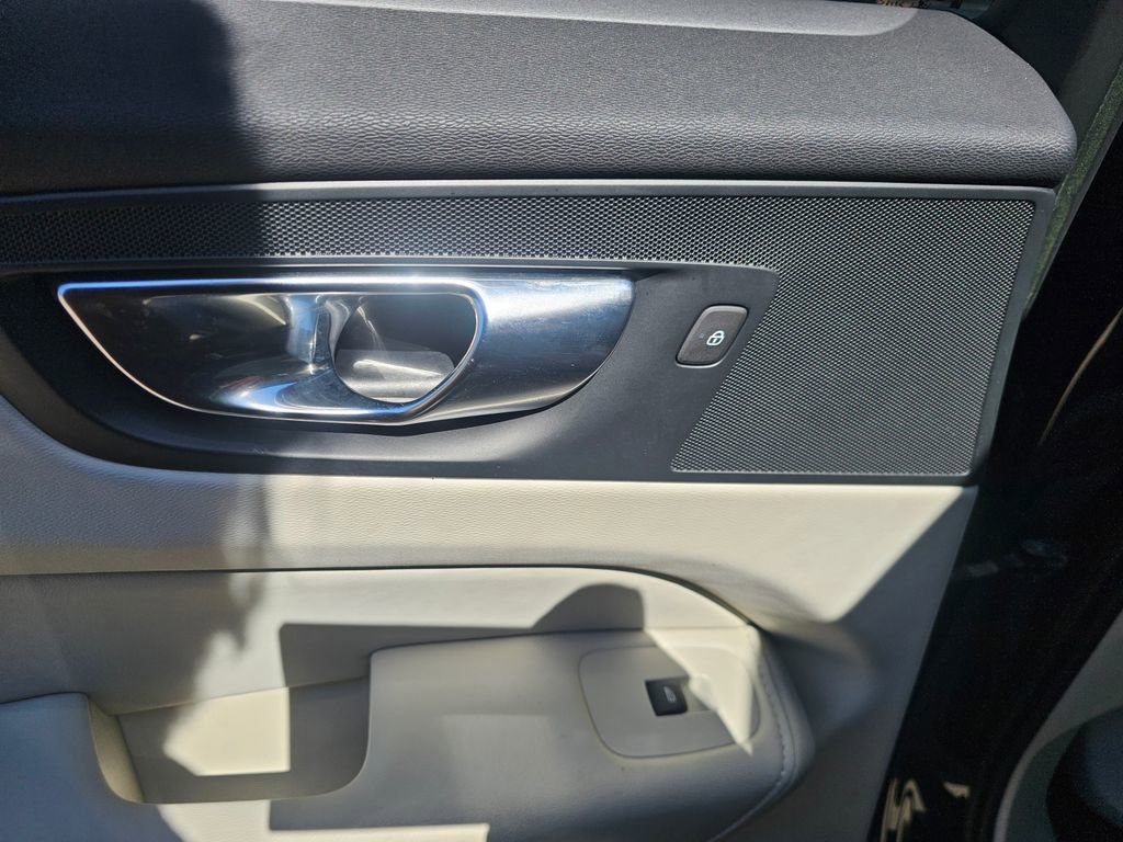 Certified 2023 Volvo XC60 B5 Plus w/ Protection Package Premier AWD/4WD image 15