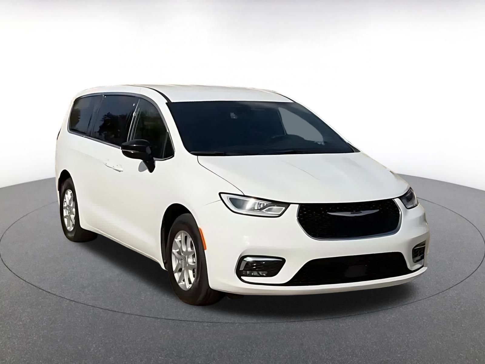 Used 2025 Chrysler Pacifica Select image 3