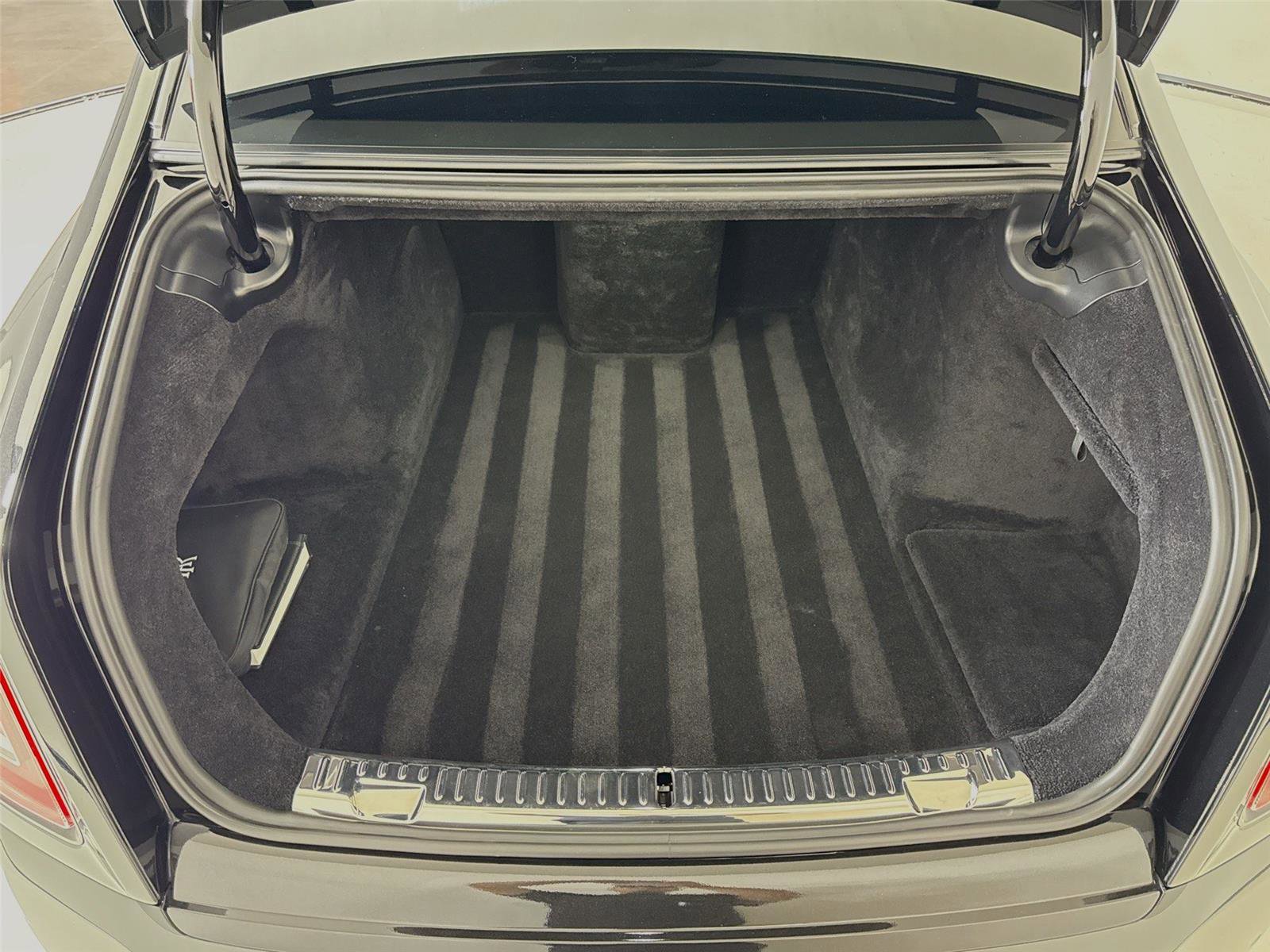Used 2019 Rolls-Royce Phantom Sedan image 29