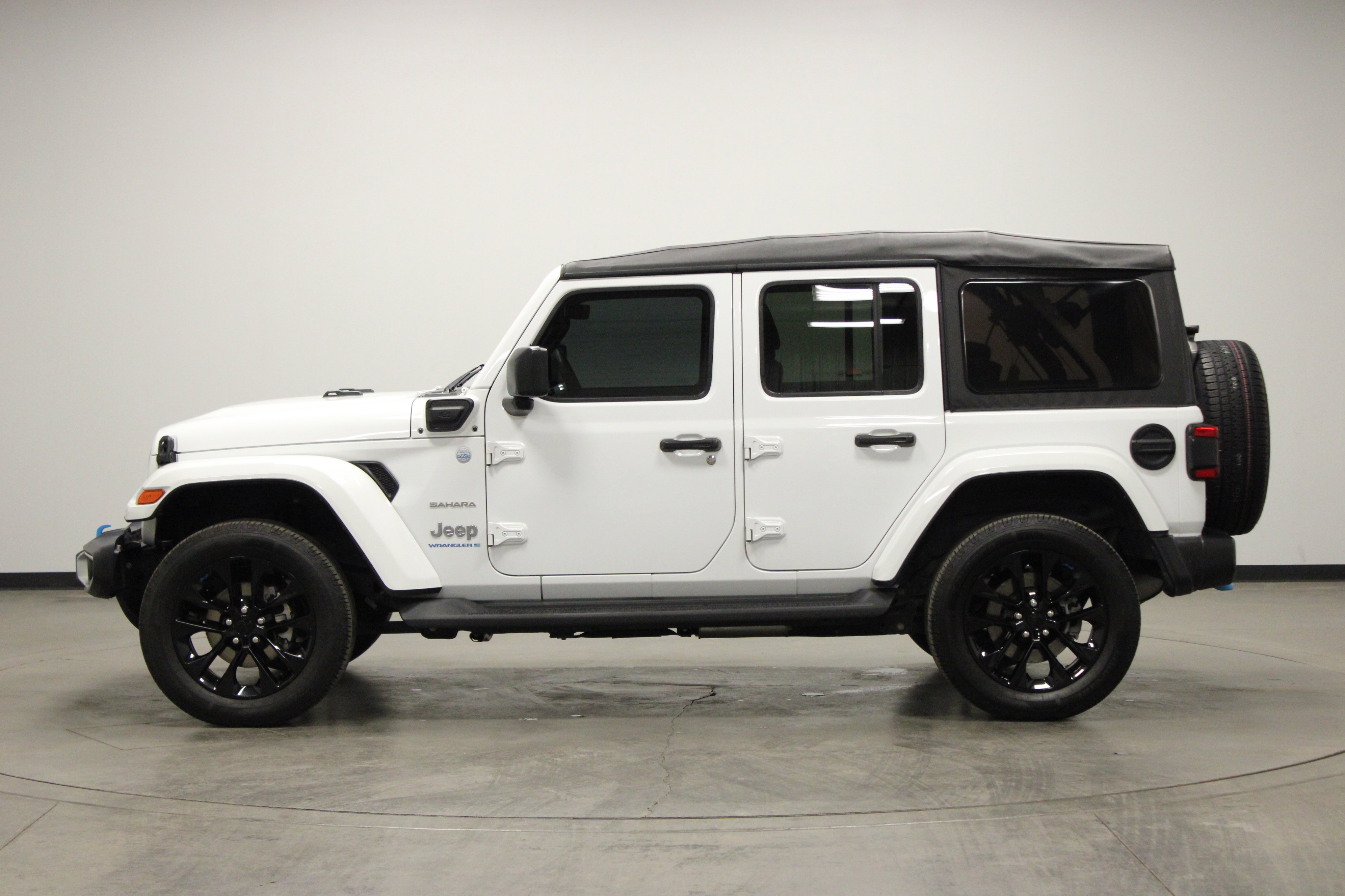 Used 2023 Jeep Wrangler Sahara image 5