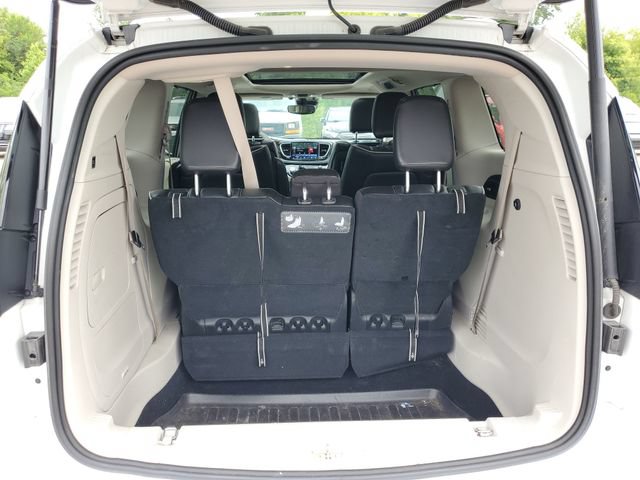 Used 2021 Chrysler Pacifica Limited w/ Uconnect Theater Family Group FWD image 7