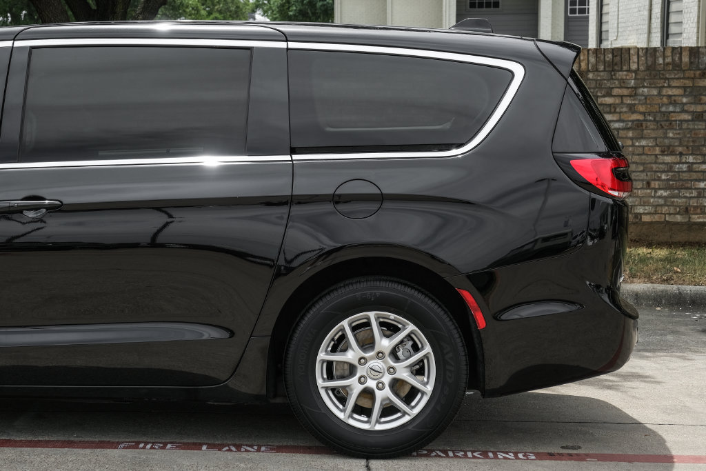 Used 2024 Chrysler Pacifica Touring-L FWD image 22