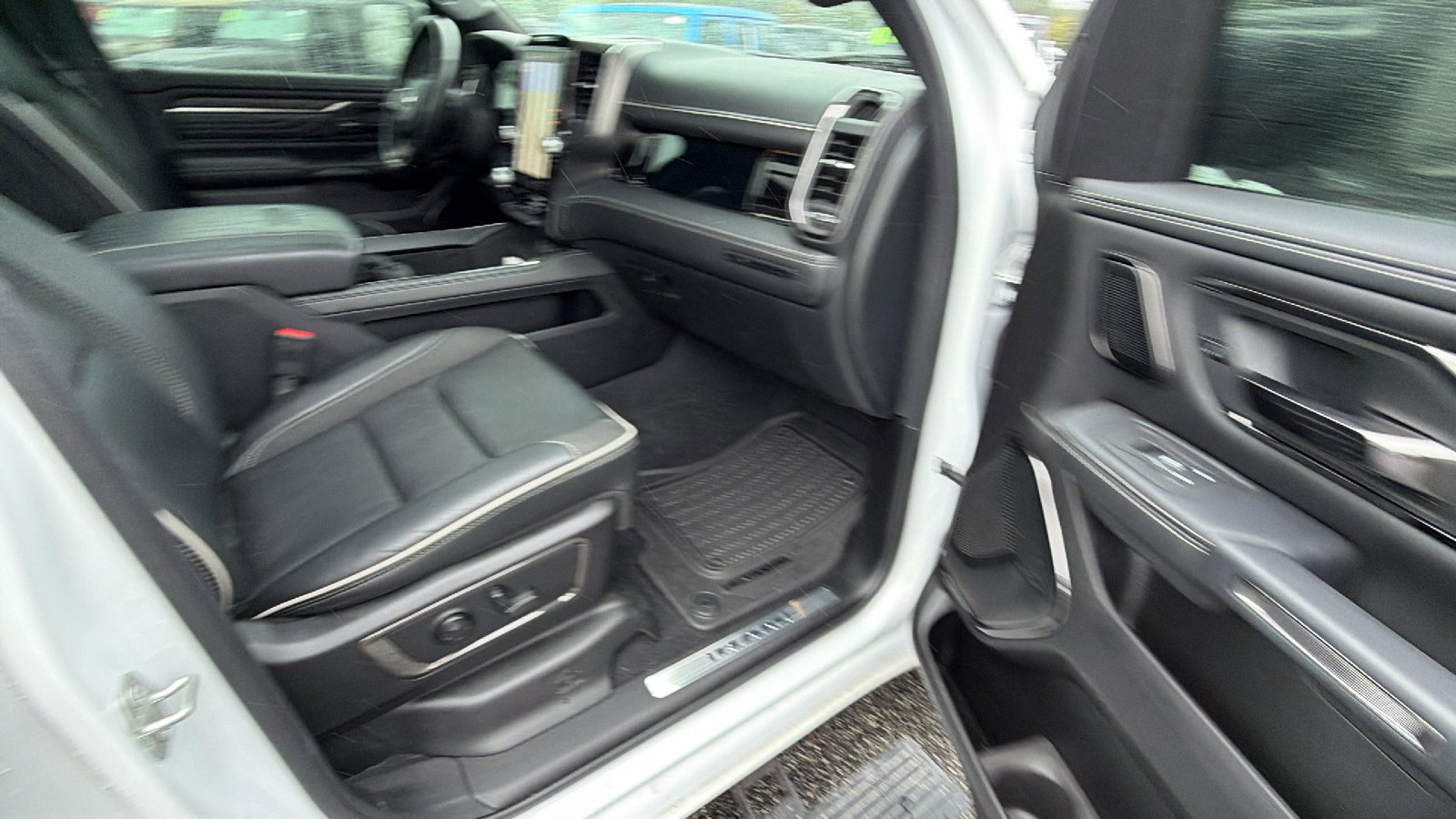 Used 2025 RAM 1500 Limited AWD/4WD image 21