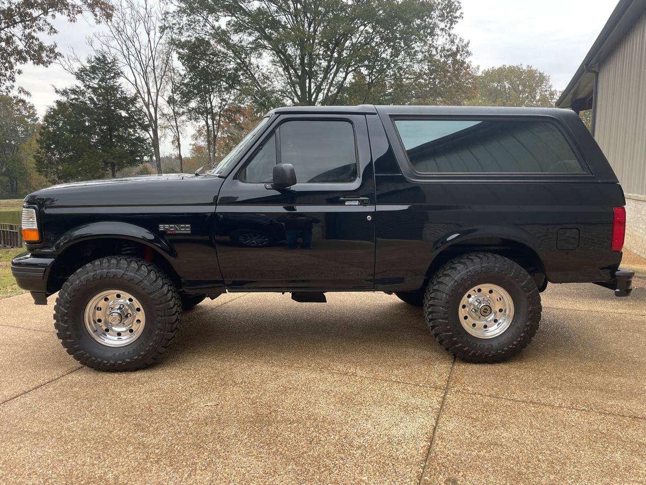 Used 1995 Ford Bronco XLT AWD/4WD image 2