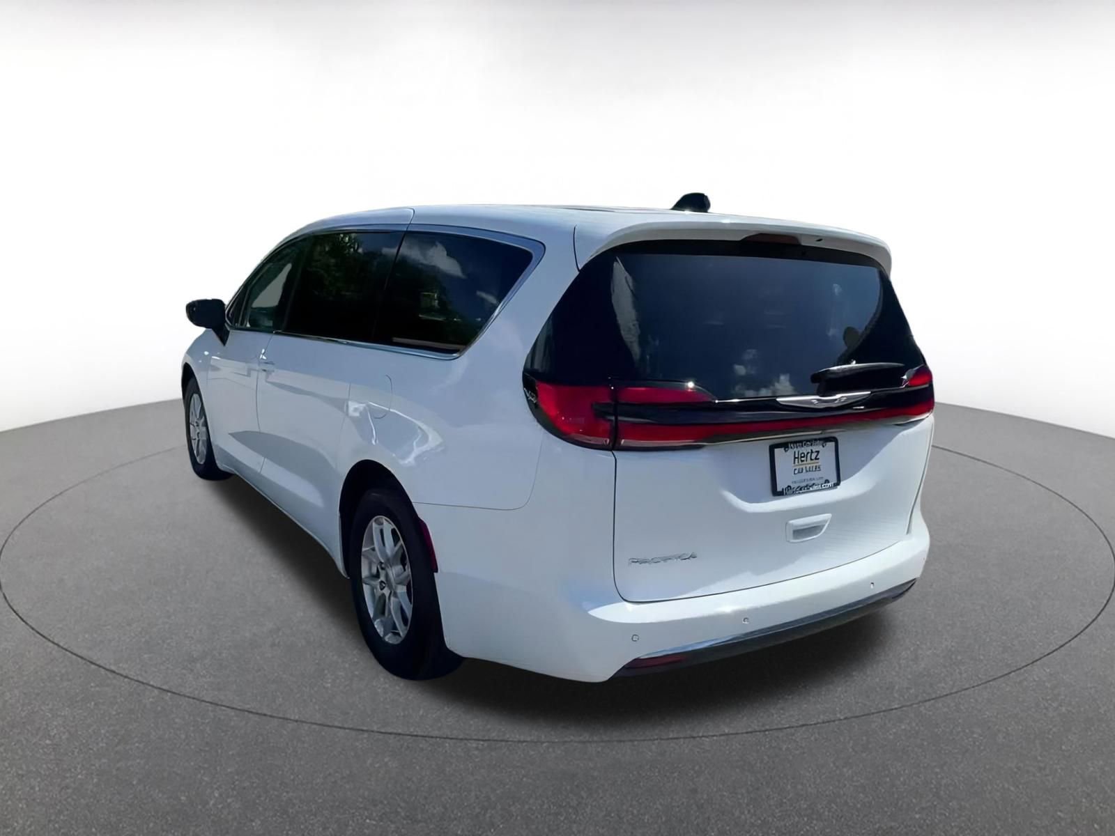 Used 2024 Chrysler Pacifica Touring-L image 11