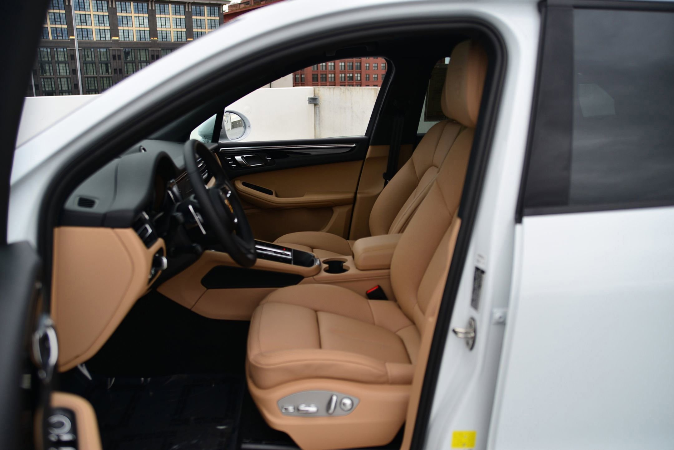 Used 2025 Porsche Macan image 28