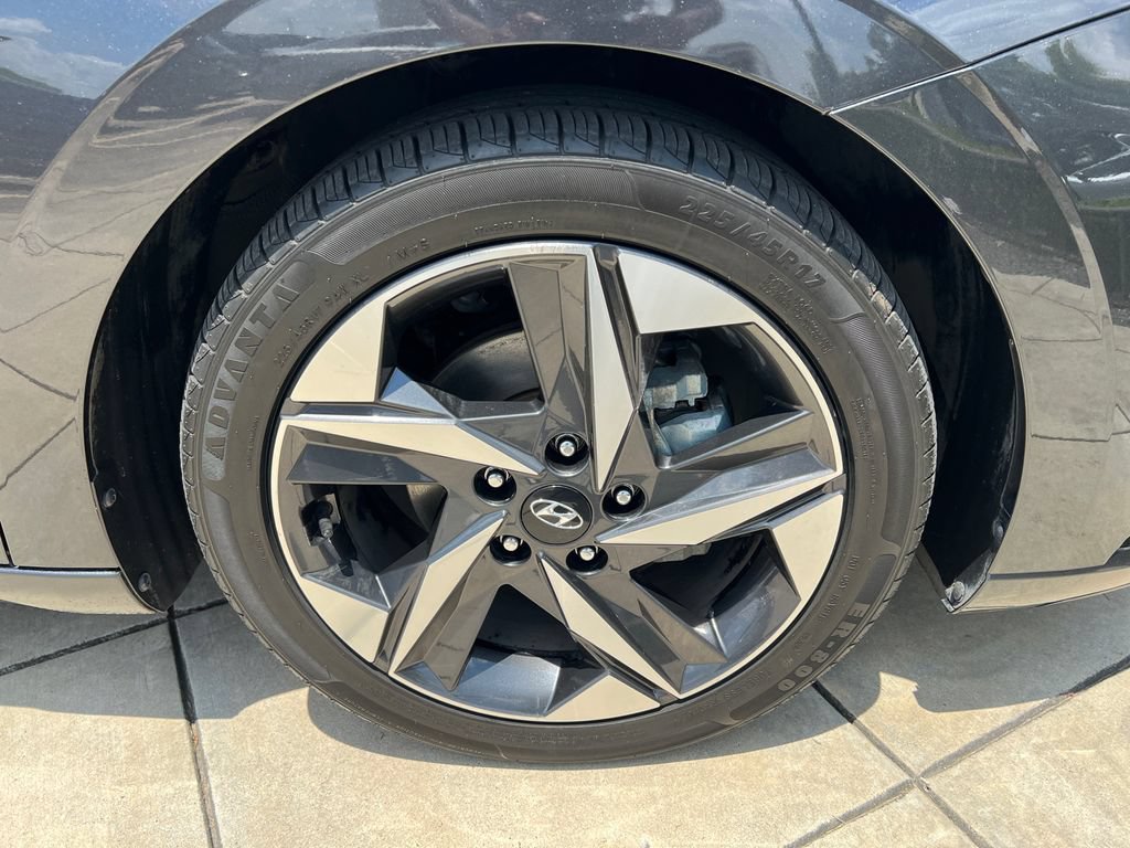 Used 2022 Hyundai Elantra Limited w/ Cargo Package FWD image 5
