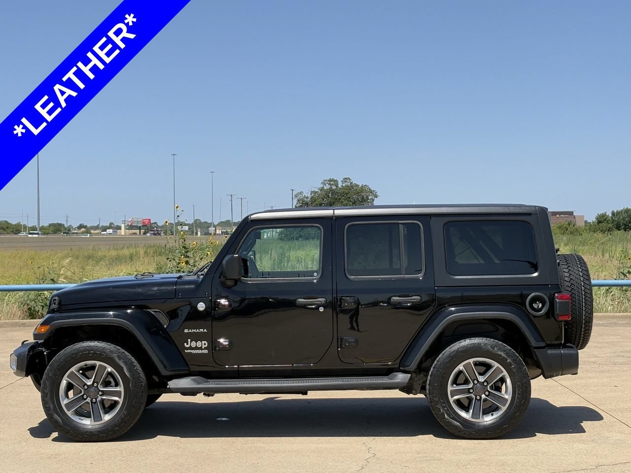 Used 2018 Jeep Wrangler Unlimited Sahara w/ Uconnect 4C Nav & Sound Group AWD/4WD image 3