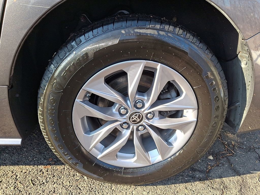 Used 2022 Toyota Sienna XLE image 6