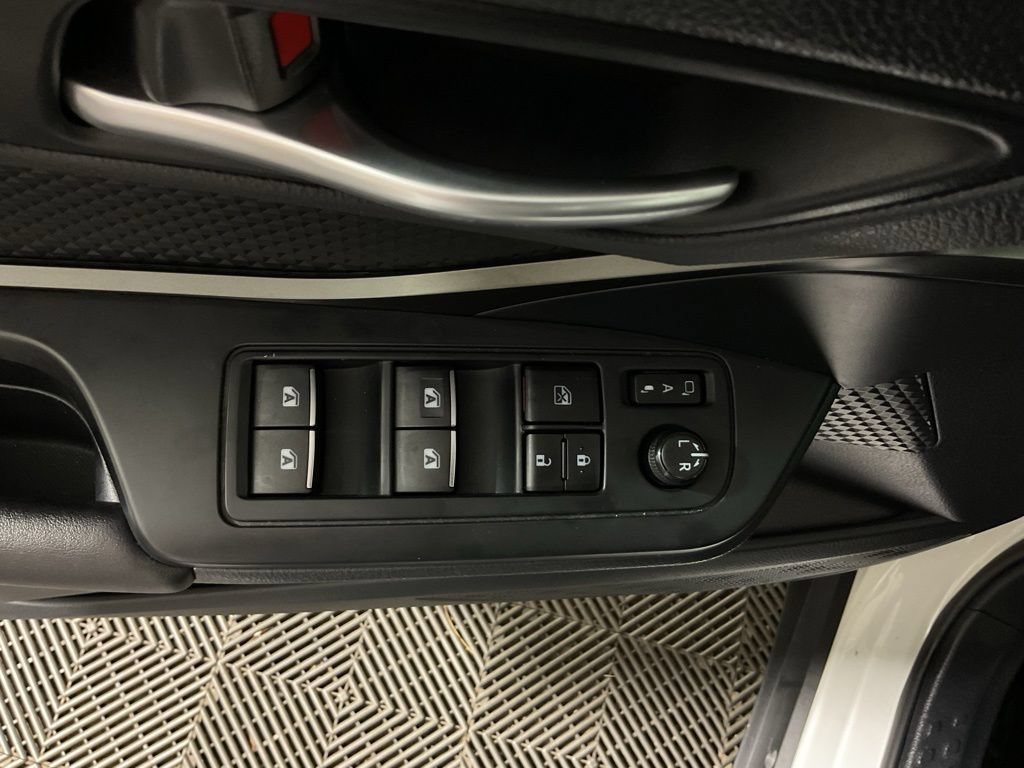Used 2018 Toyota C-HR XLE FWD image 19