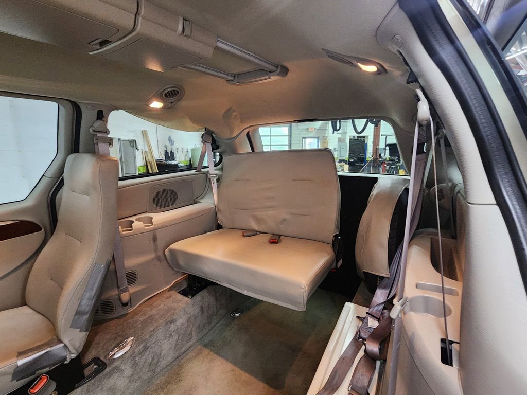Used 2006 Chrysler Town & Country Limited w/ Trailer Tow Prep Group FWD image 22