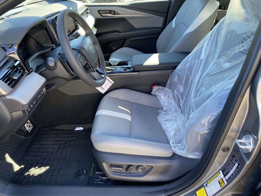New 2026 Toyota Camry Hybrid FWD image 13