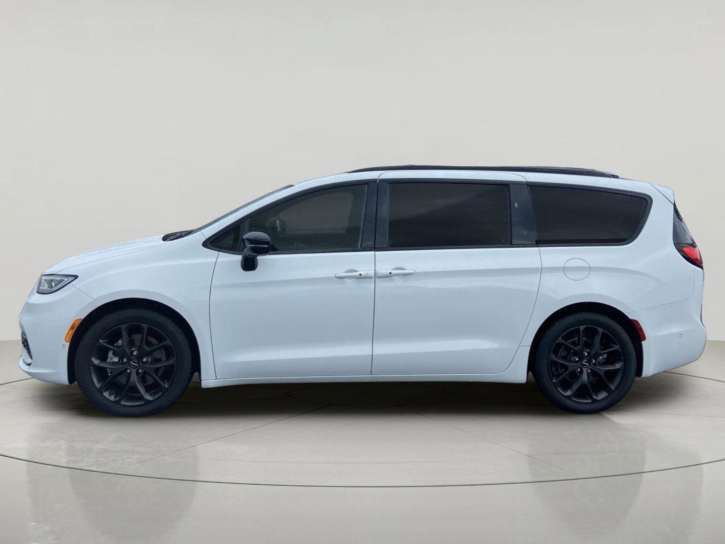 Used 2024 Chrysler Pacifica Limited w/ S Appearance Package FWD image 6