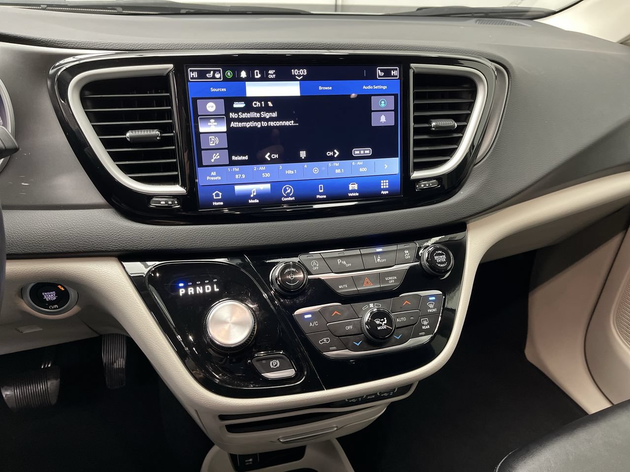 Used 2024 Chrysler Pacifica Touring-L FWD image 16
