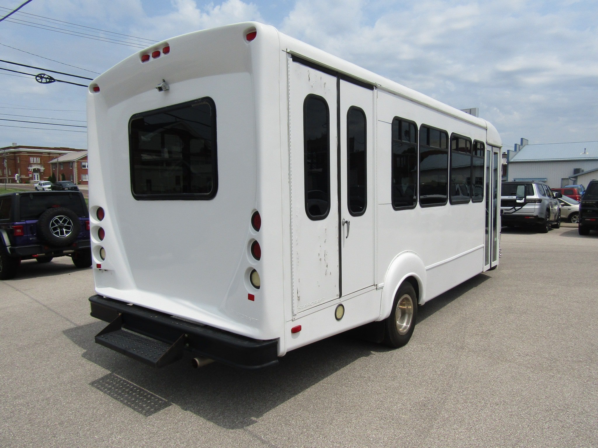 Used 2012 Ford E-450 and Econoline 450 Super Duty w/ Shuttle Bus Prep Pkg RWD image 3