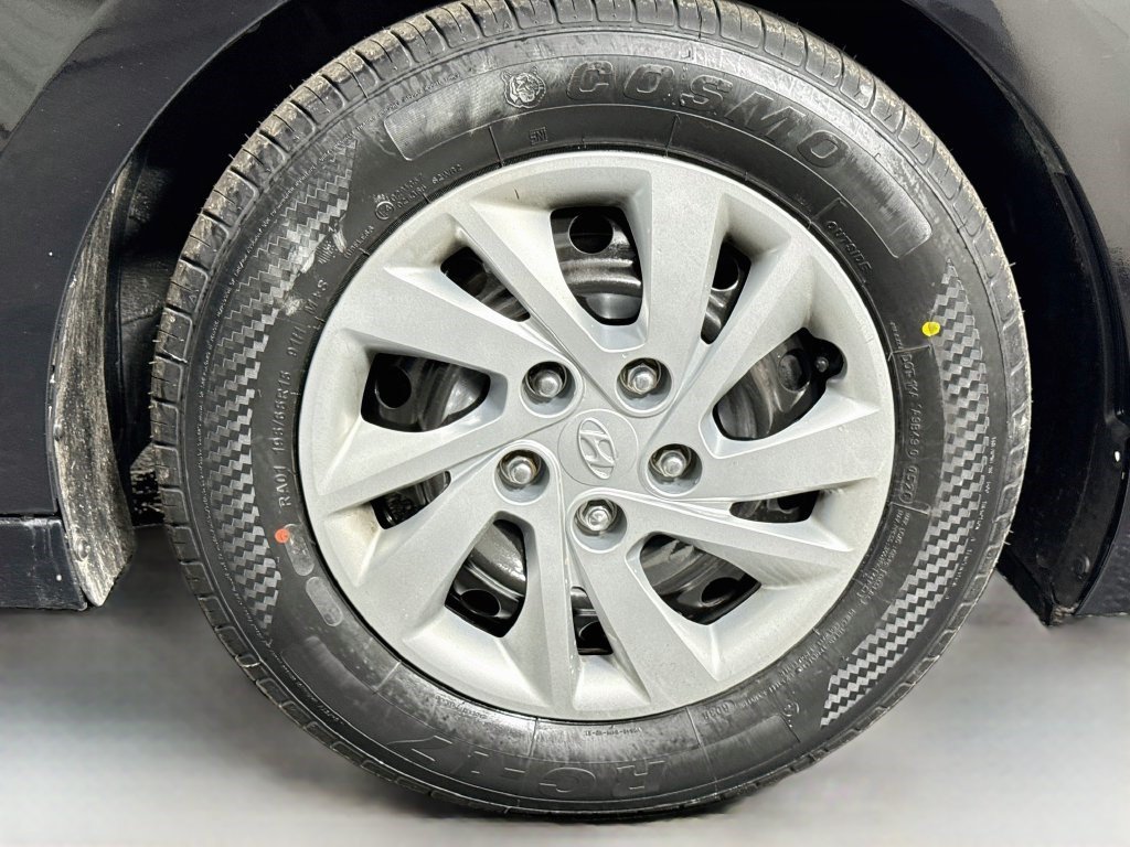 Used 2020 Hyundai Elantra SE FWD image 30