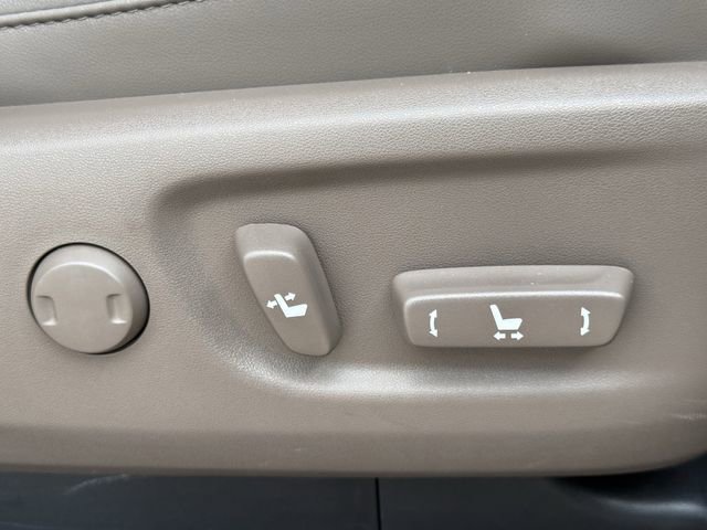 Used 2023 Lexus GX 460 Premium w/ Accessory Package image 31