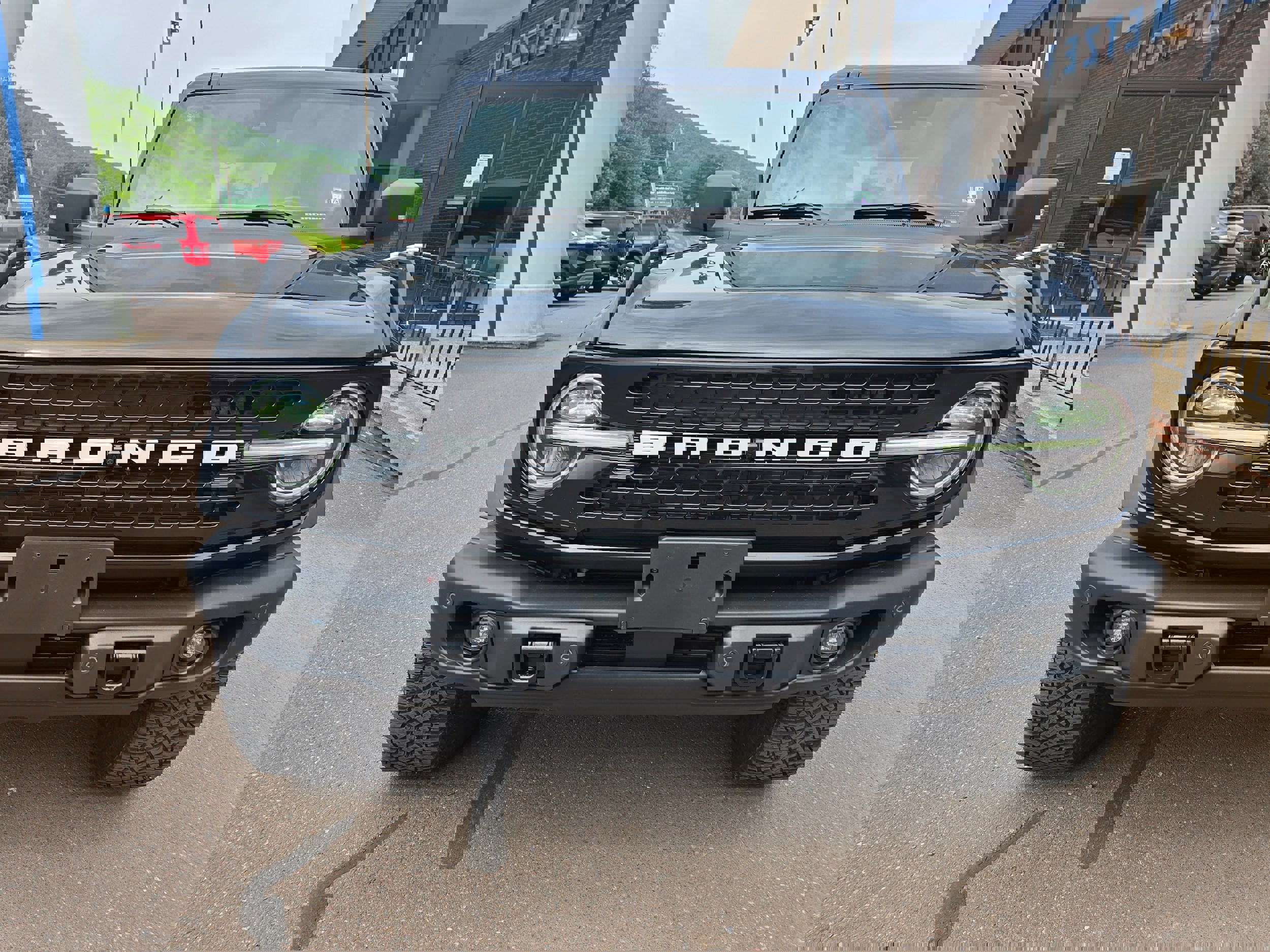 Used 2023 Ford Bronco Wildtrak image 2