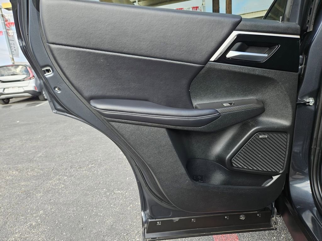 Used 2025 Mitsubishi Outlander SE image 17