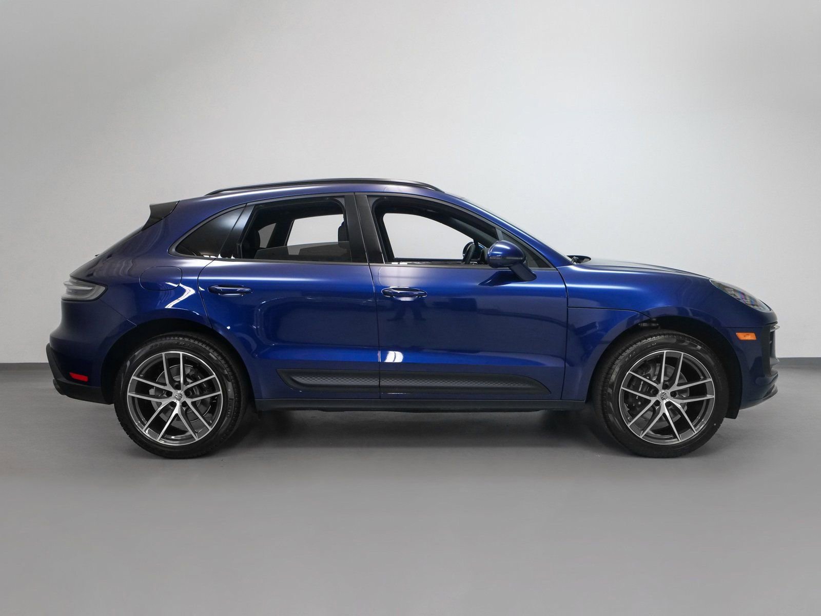 Certified 2025 Porsche Macan AWD/4WD image 13