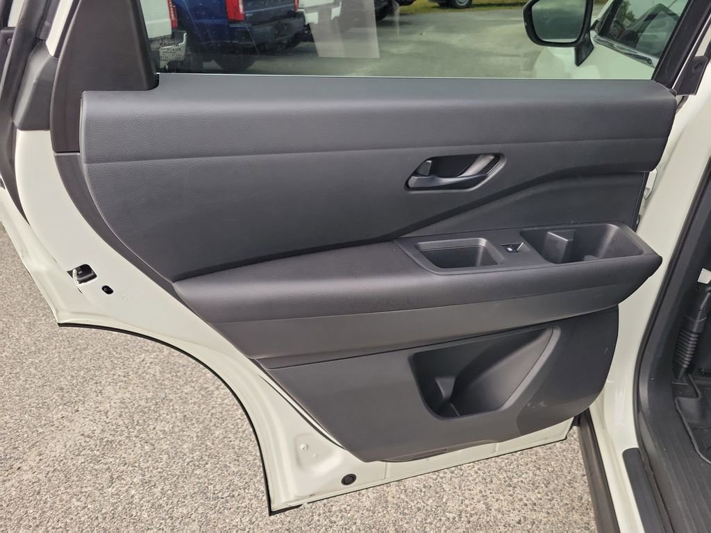 Used 2024 Nissan Pathfinder SV FWD image 32
