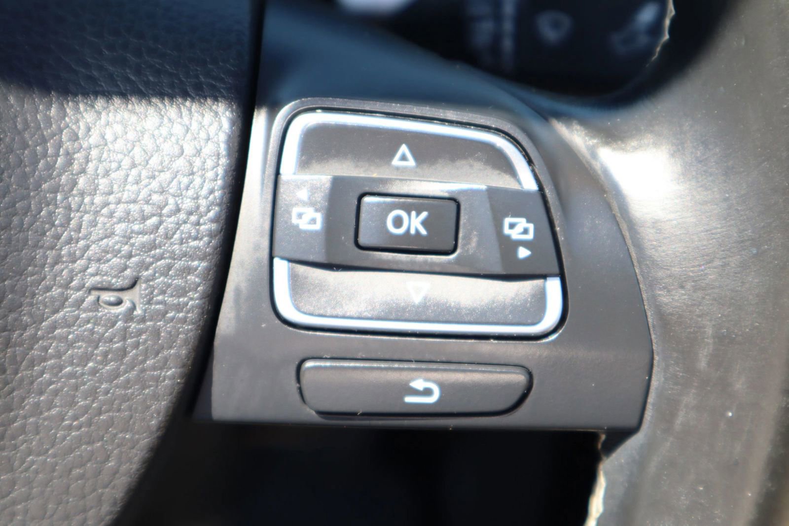 Used 2015 Volkswagen Eos Executive FWD image 17