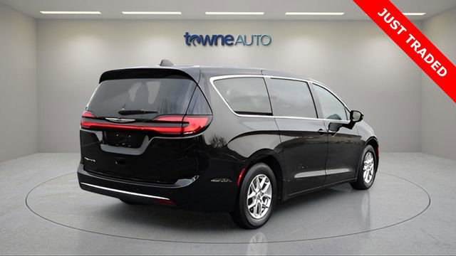 Used 2024 Chrysler Pacifica Touring-L image 6