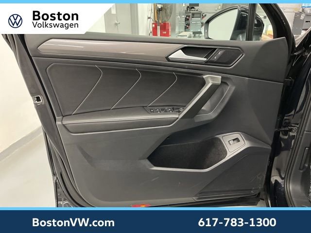 Used 2024 Volkswagen Tiguan SE w/ Panoramic Sunroof Package image 27