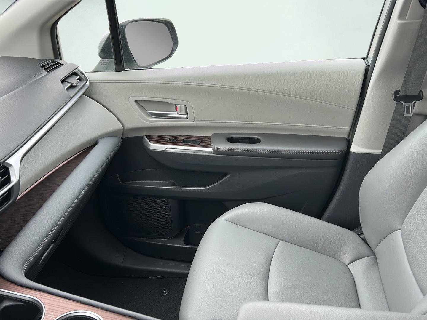 Used 2024 Toyota Sienna XLE FWD image 22