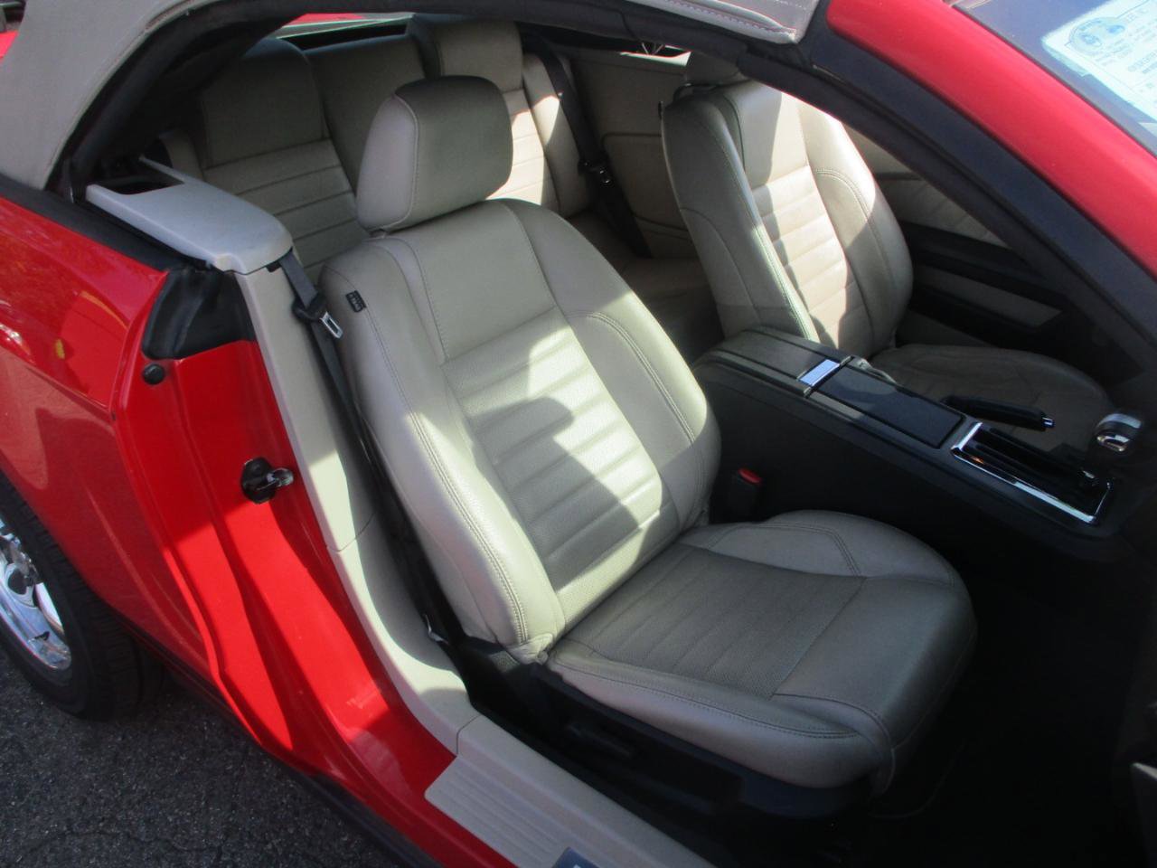 Used 2010 Ford Mustang Convertible RWD image 7