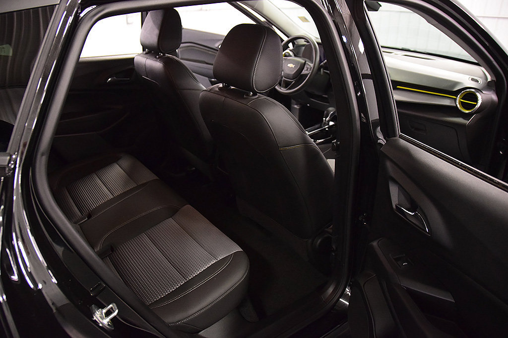 Used 2024 Chevrolet Trax LT w/ Sunroof Package FWD image 29