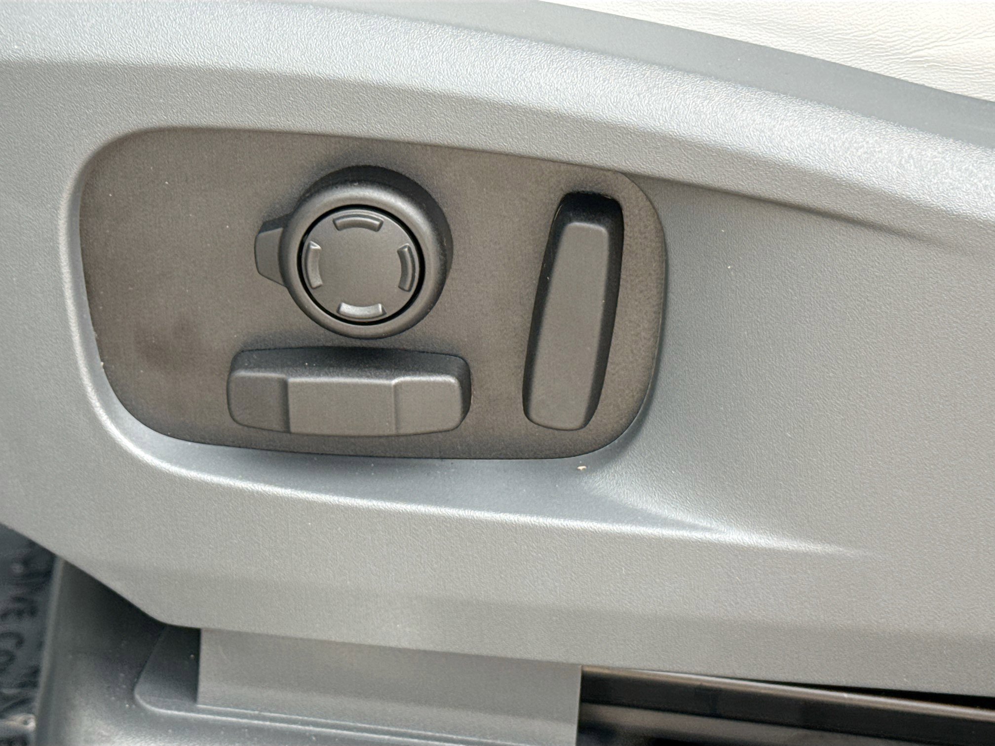 New 2026 Land Rover Defender 110 X-Dynamic SE image 25