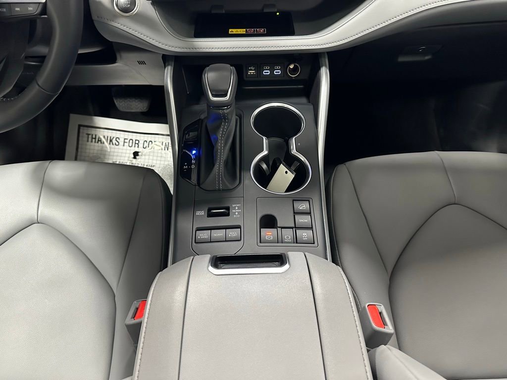 Used 2025 Toyota Highlander XLE image 39