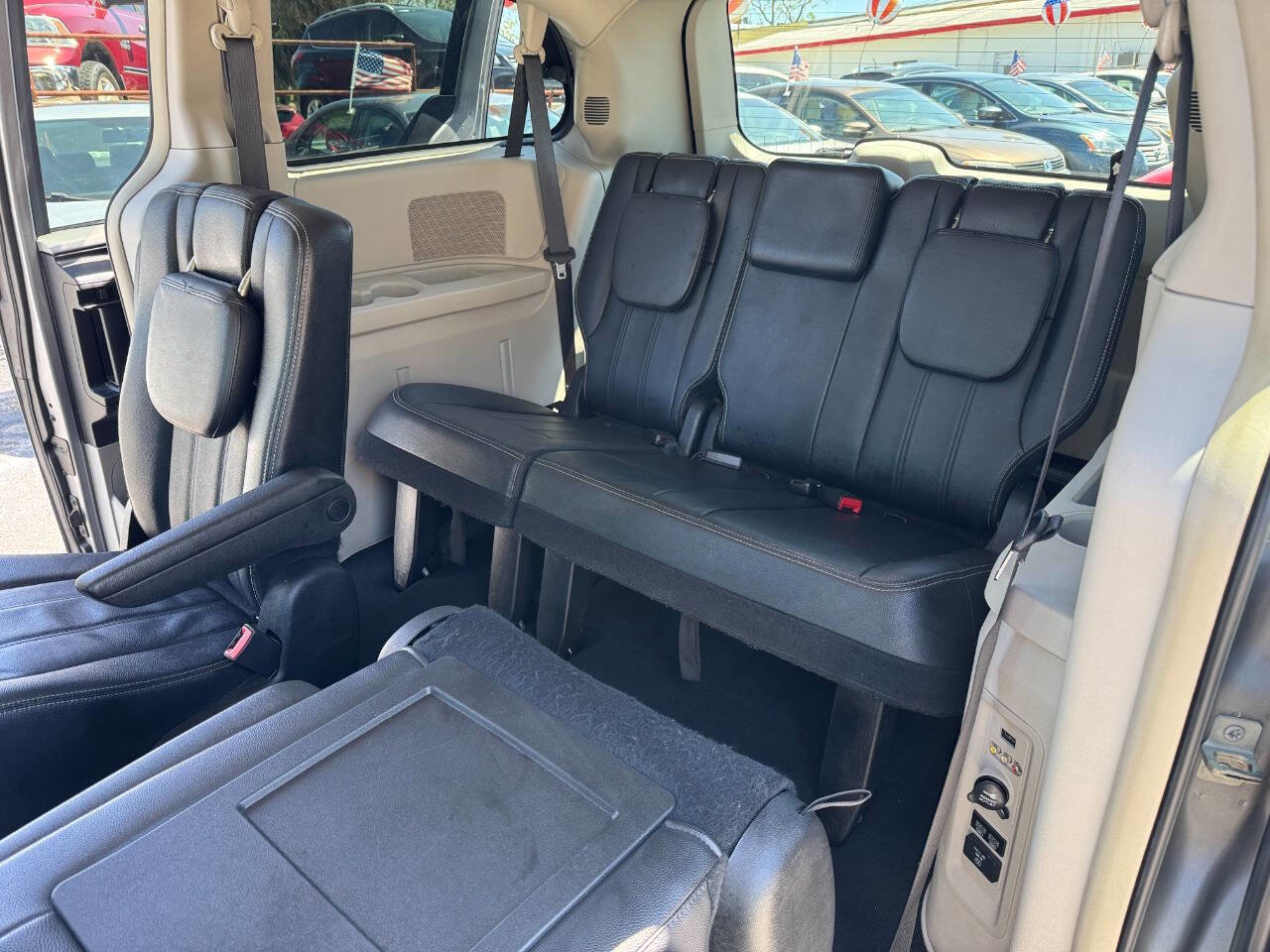 Used 2016 Chrysler Town & Country Touring image 16