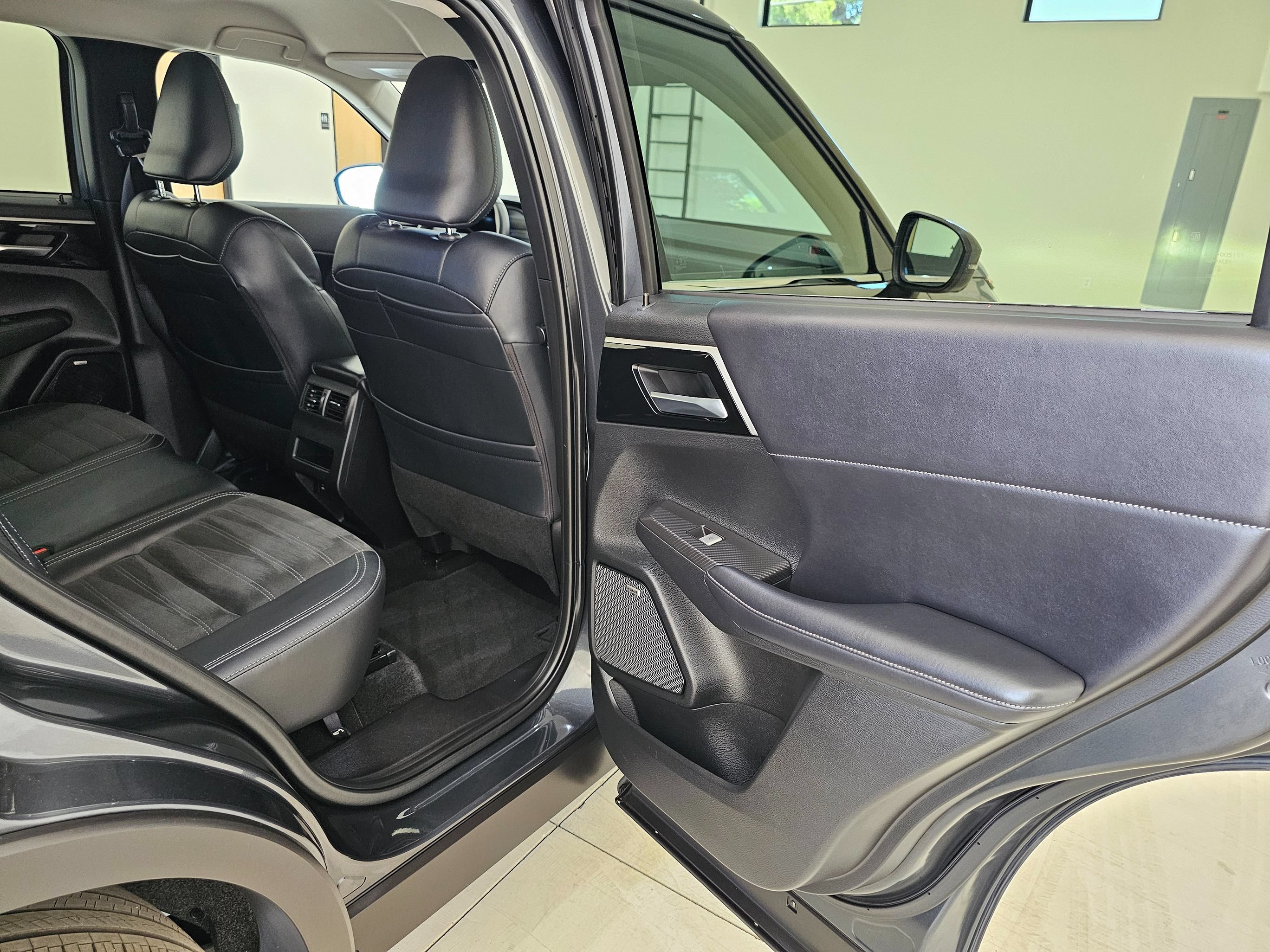 Used 2025 Mitsubishi Outlander SE AWD/4WD image 30
