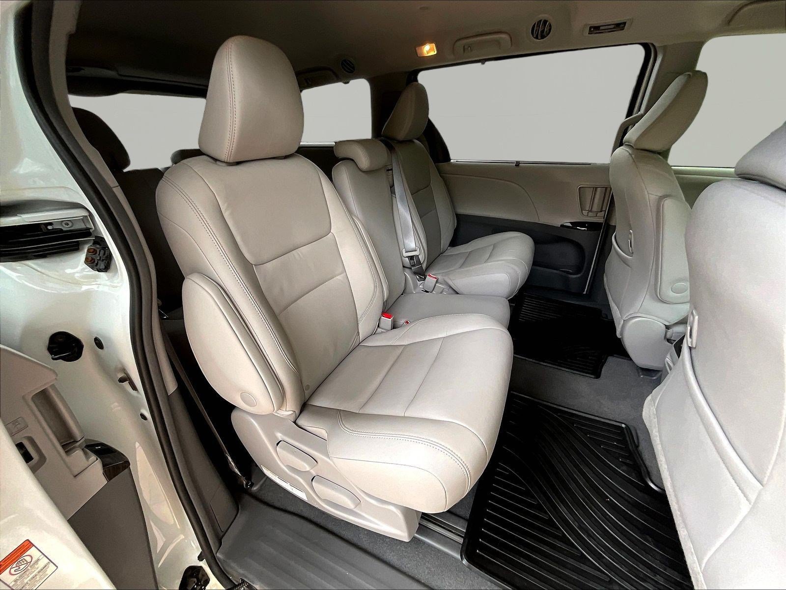 Used 2019 Toyota Sienna XLE w/ XLE Navigation Package FWD image 24