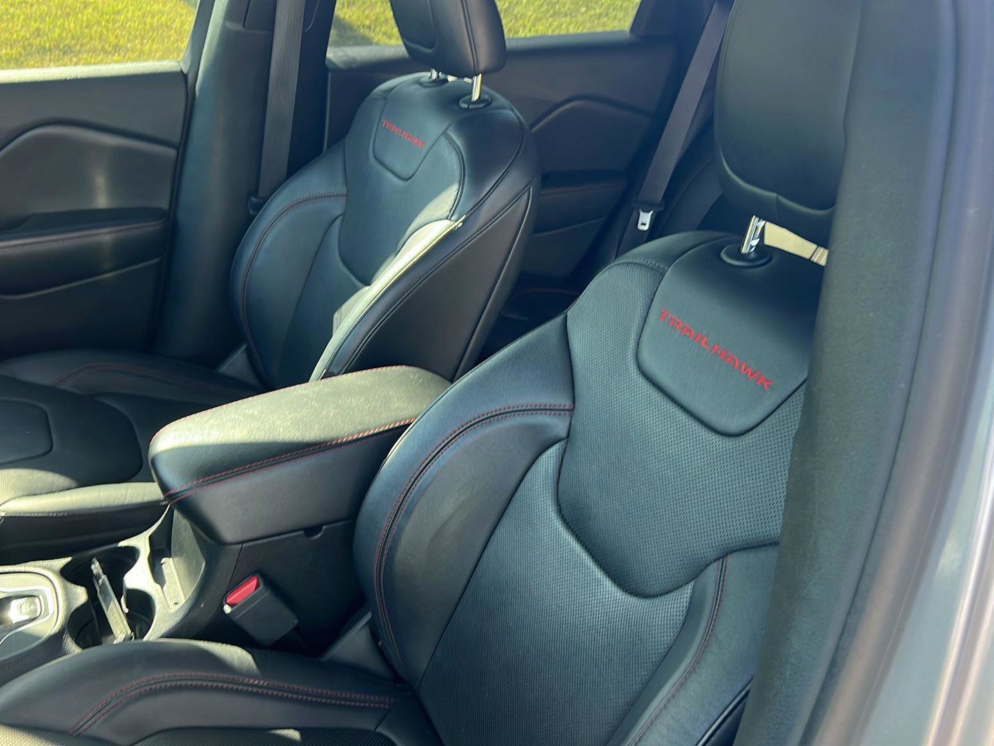 Used 2020 Jeep Cherokee Trailhawk AWD/4WD image 30