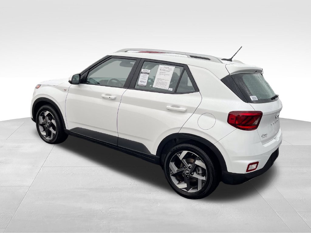 Used 2025 Hyundai Venue SEL FWD image 3