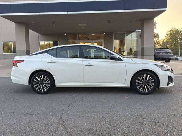 Used 2025 Nissan Altima 2.5 SV FWD image 2
