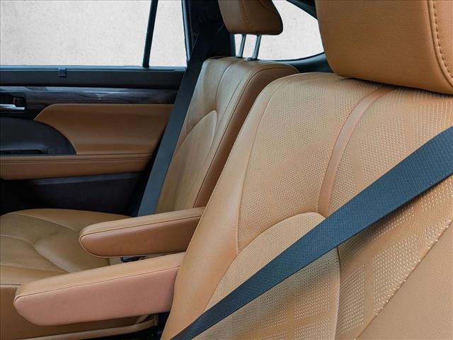 Used 2021 Toyota Highlander Platinum image 15