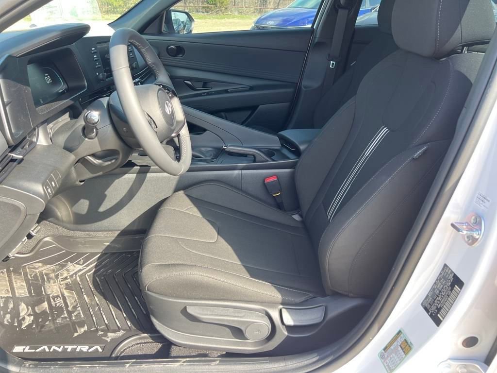 Used 2025 Hyundai Elantra SEL image 13