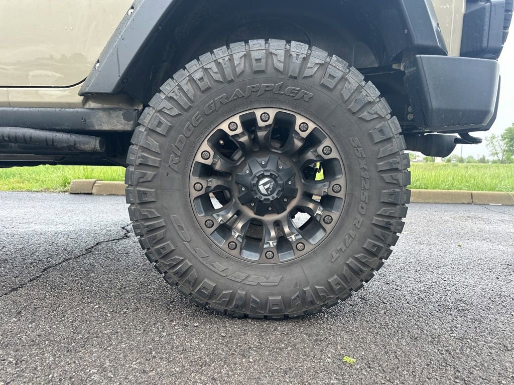 Used 2017 Jeep Wrangler Unlimited Rubicon w/ Connectivity Group AWD/4WD image 7