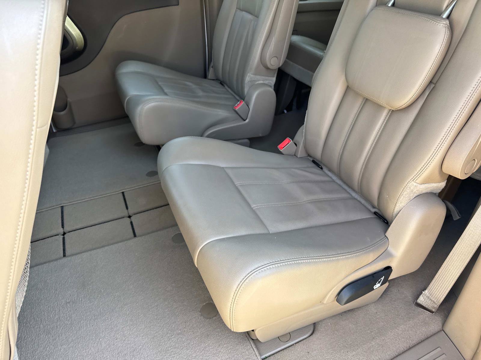 Used 2013 Chrysler Town & Country Touring FWD image 11