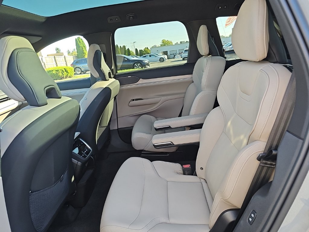 Certified 2025 Volvo EX90 Plus AWD/4WD image 12
